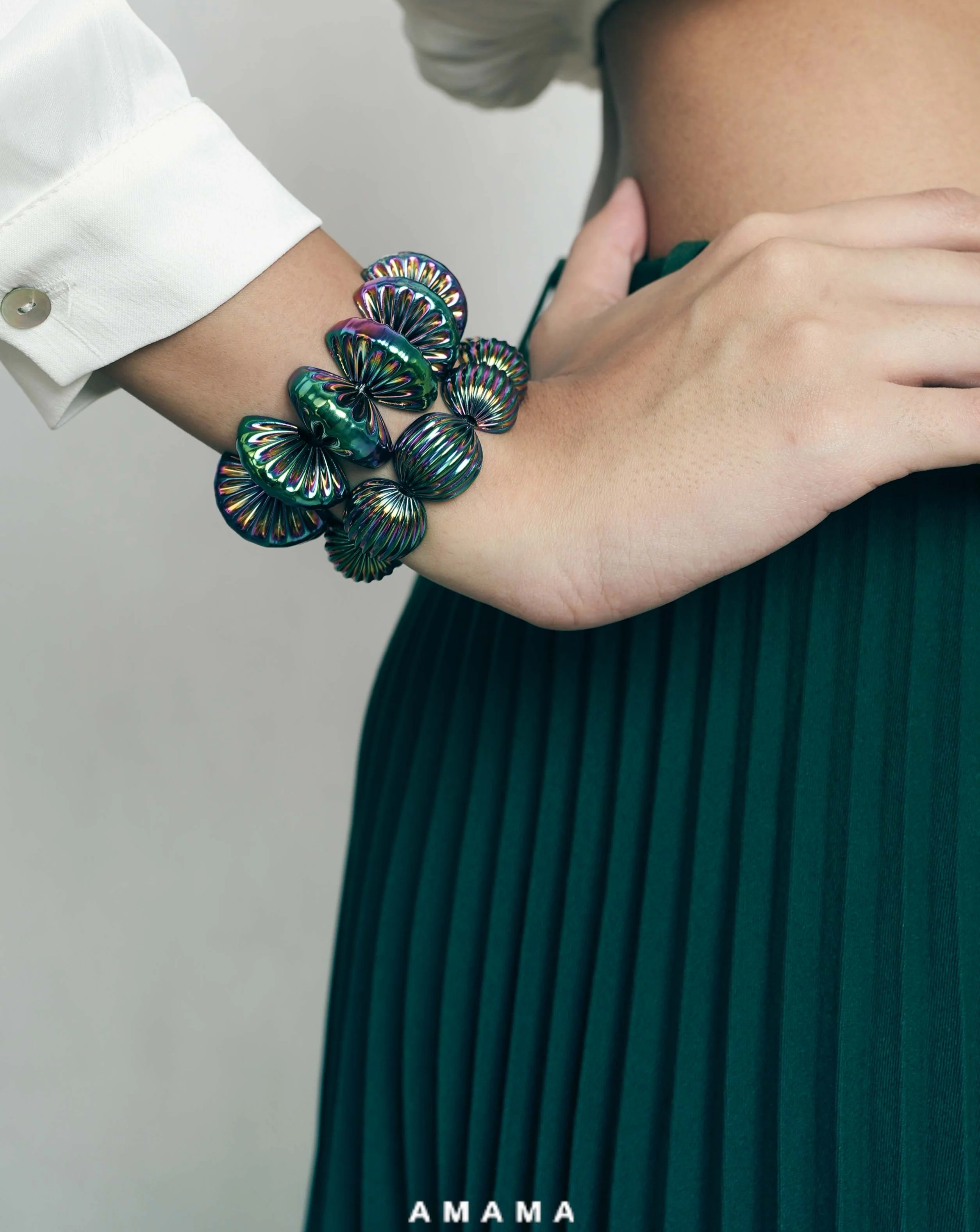 Maxima Scallop Bracelets In Iridescent - Image 4